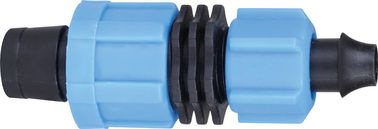 Attachez du ruban adhésif à la valve masculine filetée par bande d'égouttement de serre chaude de connecteurs de système d'égouttement de prise